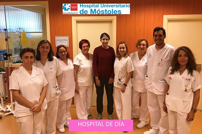 escarlatamini's tweet photo. En el #HospitaldeMóstoles #DiaMundialdelCancerdeMama ,  profesionales de #enfermería y pacientes siempre unidos 💕 https://t.co/fLUFVNf0bC