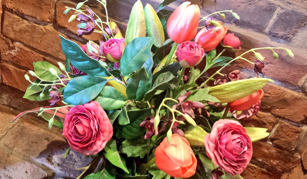 keithashton3's tweet photo. 'Simply beautiful' lovely flowers from @FloralImageEssx to brighten up our #Brentwood office @Lovebrentwood  #EveryoneLovesFlowers #Essex https://t.co/yhxn916k6s