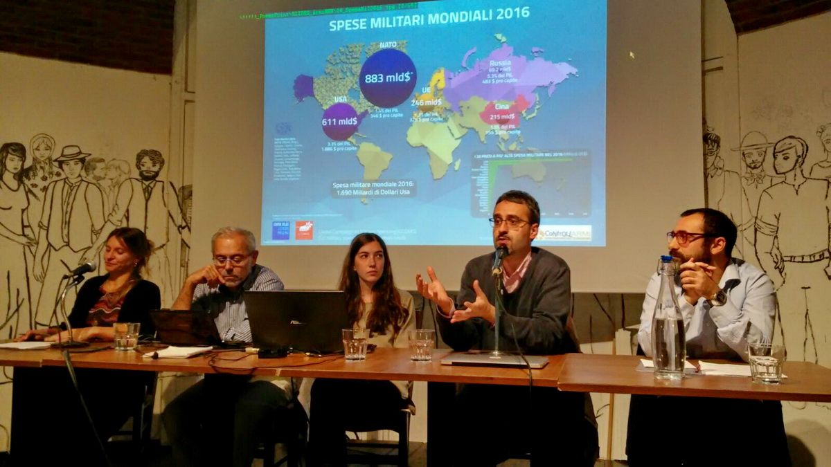 RetePaceDisarmo's tweet photo. Riflessi da incontro di Rescaldina per "mese della Pace", con @kkvignarca e @beretta_g di RID e con @amnestyitalia 
https://t.co/ZmX18Uy5fr https://t.co/dtc336doQW