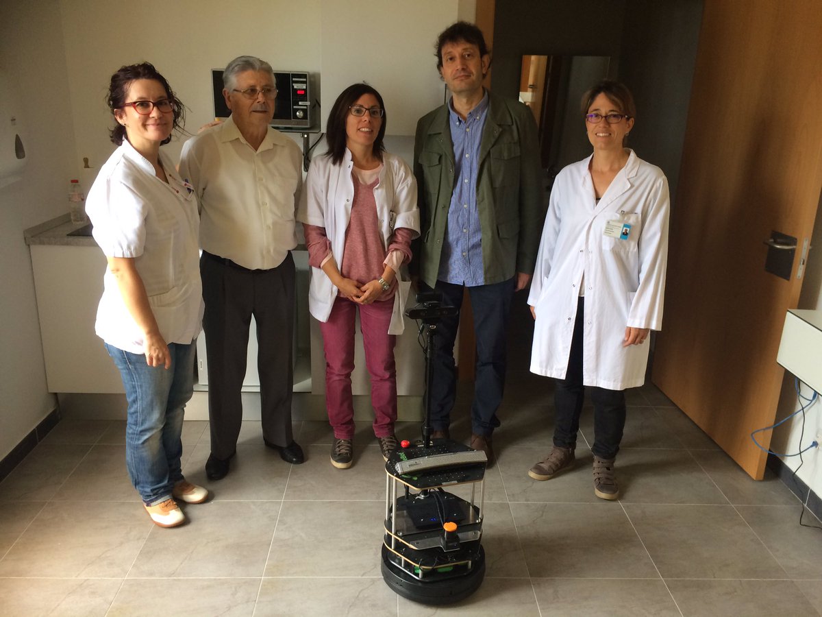 DianaNLl's tweet photo. Today the director of innovation @AQuAScat visited @RadioProjectEU @hggranollers. We met the participating patient and the robot. https://t.co/pFbb9u39Yf