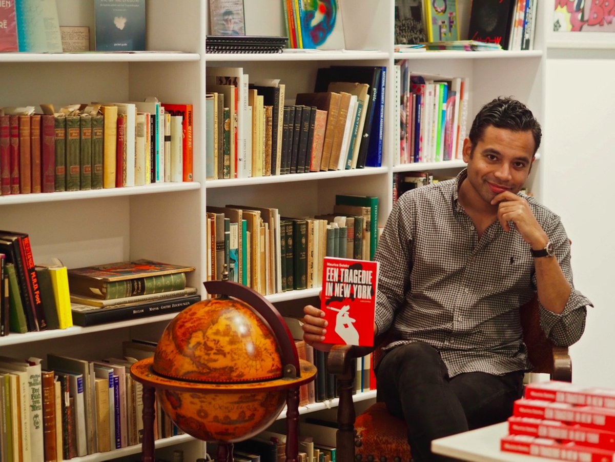 Ook zo benieuwd naar het nieuwe boek van onze Novel-partner <a href="/MauriceSeleky/">Maurice Seleky</a>? Wij vroegen hem het hemd van het lijf! bit.ly/2yUngJN