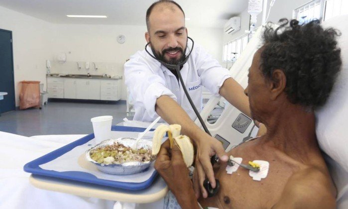 JornalOGlobo's tweet photo. Mesmo após dar alta, médico de São Gonçalo ainda visita pacientes. https://t.co/DjSZ0MEfmB https://t.co/ivw2mdiOpc