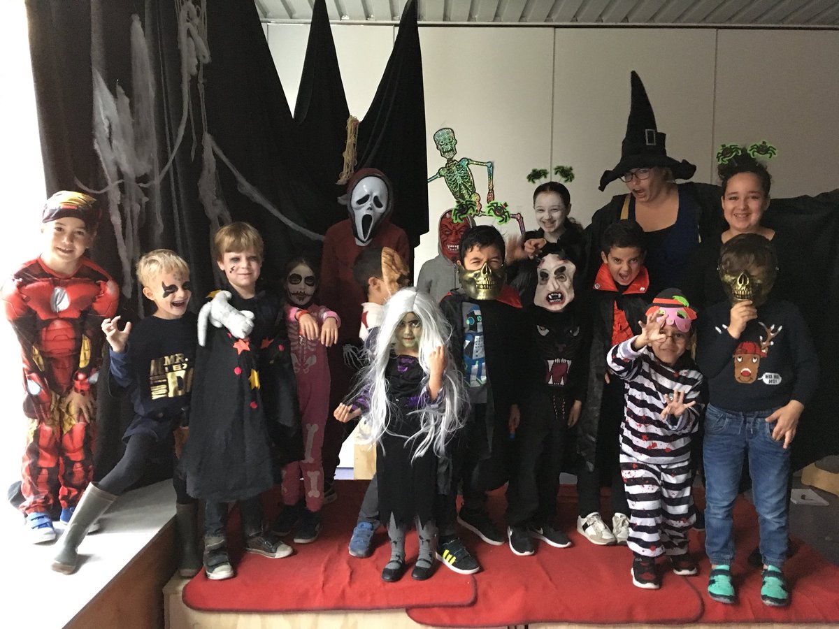obsdekraal's tweet photo. Afsluiting Kinderboekenweek, Gruwelijk enge modeshow! @obsdekraal @KBweek https://t.co/VIL4gAm5tp