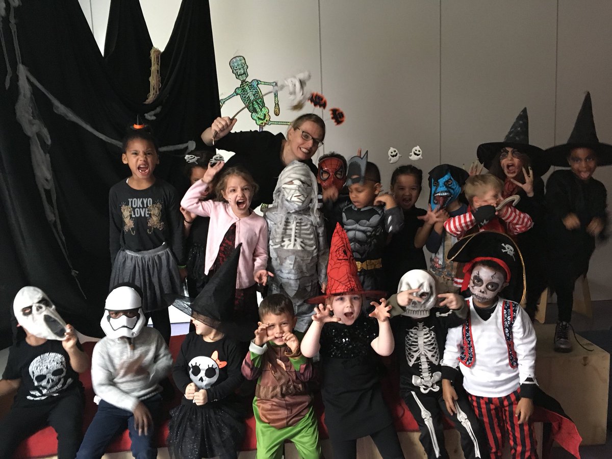 obsdekraal's tweet photo. Afsluiting Kinderboekenweek, Gruwelijk enge modeshow! @obsdekraal @KBweek https://t.co/VIL4gAm5tp