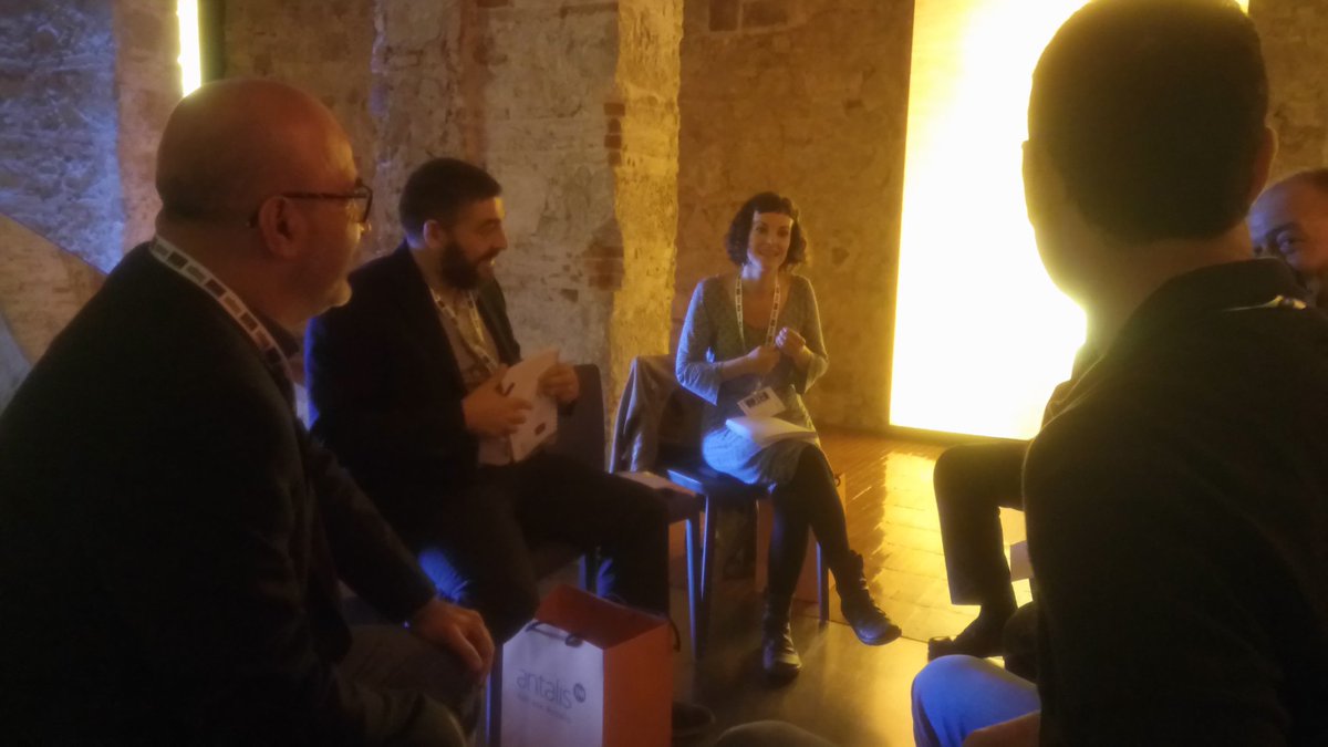 HeidelbergSpain's tweet photo. Natalia Corredoira, de l'Escola del Treball, moderando una de las mesas de debate @FJI4_0 #FJI40 #FJI_40 https://t.co/DtOPUarTpm