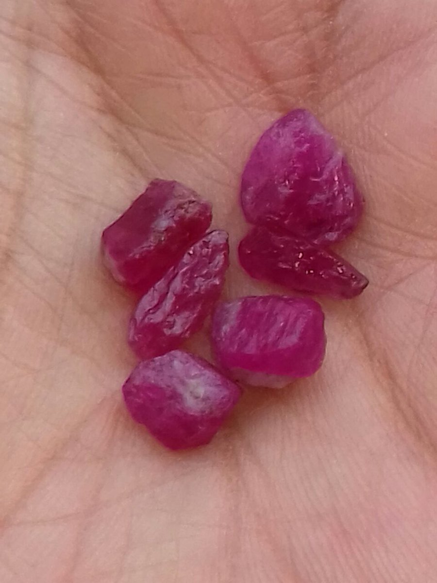 KhanzadaOnline's tweet photo. #AfghanRuby rough lot | 630 carat | 4 more info msg me in pvt | #Ruby #Pakistan #Gemstone #Jewelry #Jewel #Gems #China #India #Japan #UAE https://t.co/bRbRGV02El