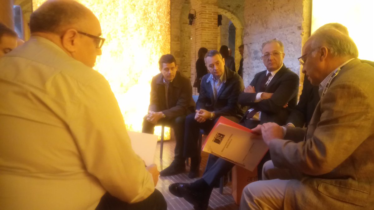 HeidelbergSpain's tweet photo. Debatiendo la implicación de las empresas en las escuelas y formación de alumnos @FJI4_0 #FJI40 #FJI_40 https://t.co/I3PwqFEffM