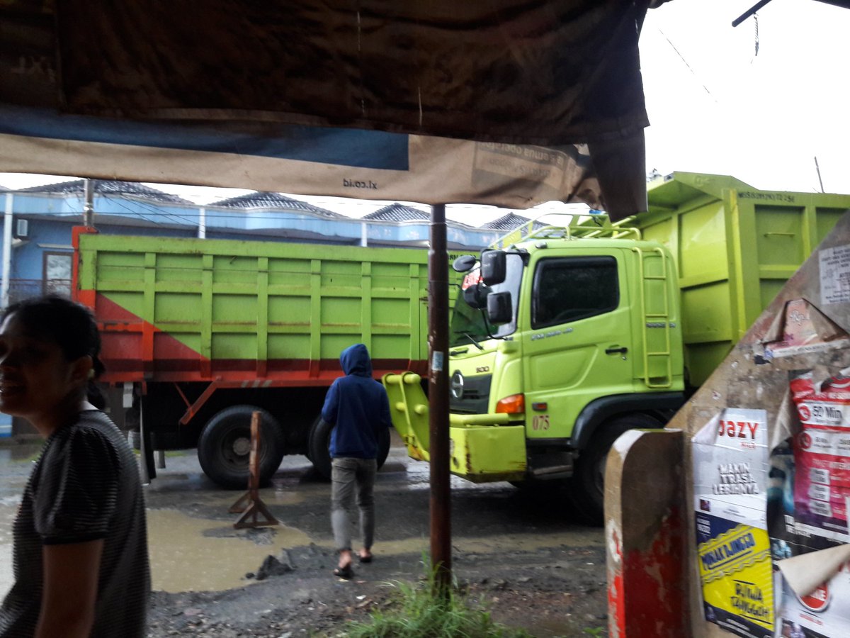 leeliaaaaaaaaa's tweet photo. Yth bapak presiden @jokowi saya ingin melaporkan kondisi jalan di daerah saya Gunung sindur Bogor yg sngt memprihatinkan #SAVEGUNUNGSINDUR https://t.co/OigKrhMRKo