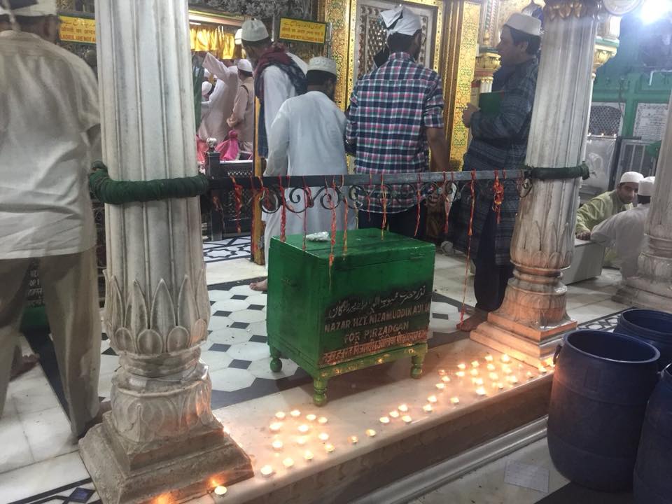 upmessenger's tweet photo. #दिल्ली में #हज़रत निज़ामुद्दीन औलिया की दरगाह पर #दिवाली के मौक़े पर दीपमाला सजाती महिला
 https://t.co/P73WsEXYcP https://t.co/pSMIUFTozt