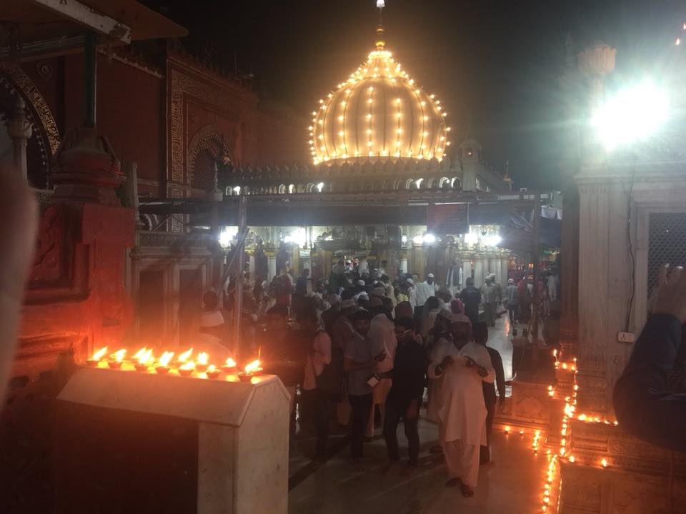 upmessenger's tweet photo. #दिल्ली में #हज़रत निज़ामुद्दीन औलिया की दरगाह पर #दिवाली के मौक़े पर दीपमाला सजाती महिला
 https://t.co/P73WsEXYcP https://t.co/pSMIUFTozt