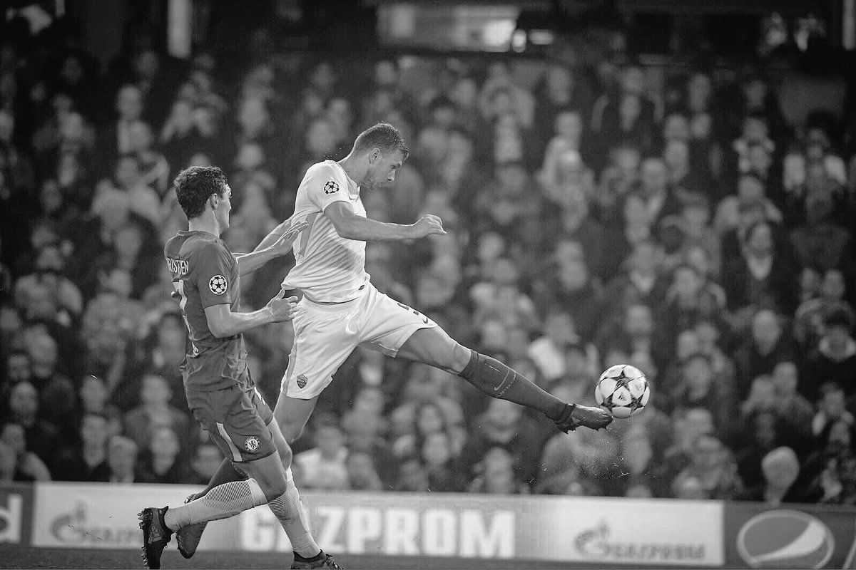 Foot4Lovers's tweet photo. Edin Dzeko 👌 https://t.co/6mAE9XFgP3