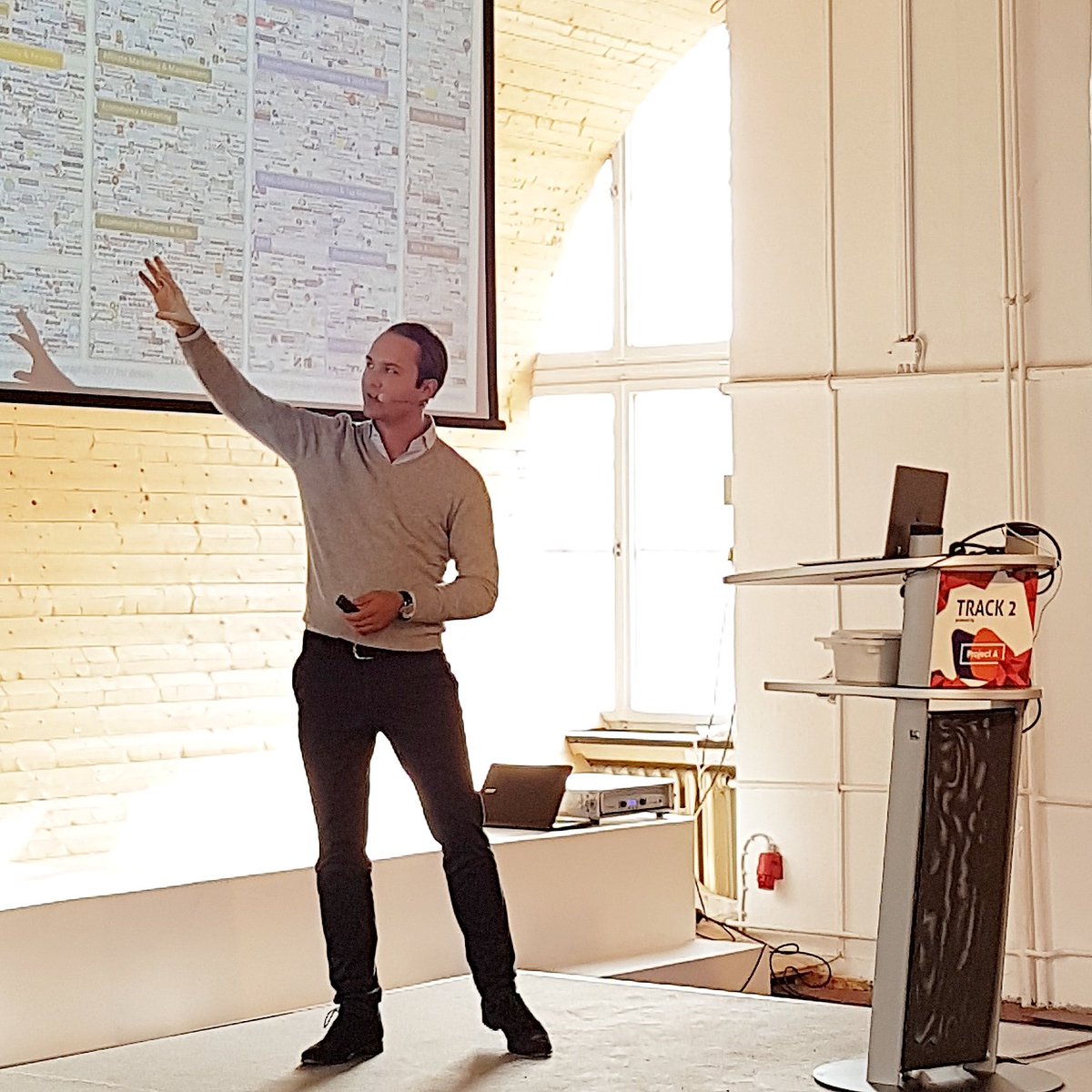 Manuel Hinz im Track 2 🔥 #omcap17 #berlin #onlinemarketing #conference #crossengage <a href="/CrossEngage/">CrossEngage</a>