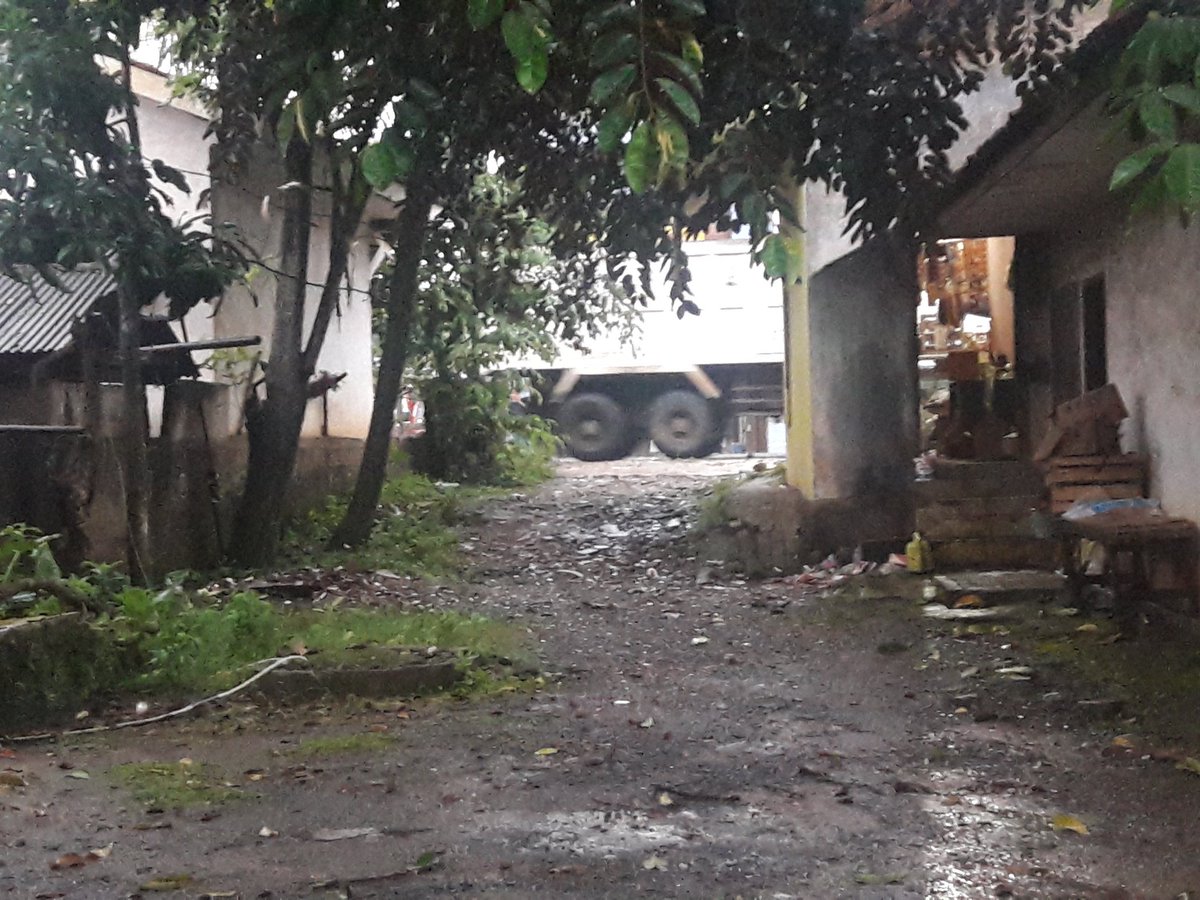 leeliaaaaaaaaa's tweet photo. @jokowi jalan raya terus menerus dilakukan pengecoran oleh pemda bogor tetapi mobil2 tronton fuso terus melintas 7×24jam https://t.co/rqIMvB52DA