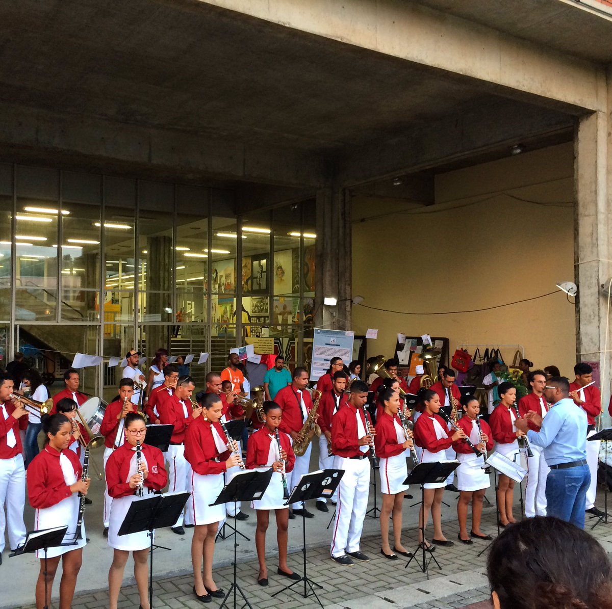 Gostei de ver o campus cheio para o #congresso da #Ufba. Estava um ambiente lindo, música, bandas, apresentações, performances... Parabéns!
