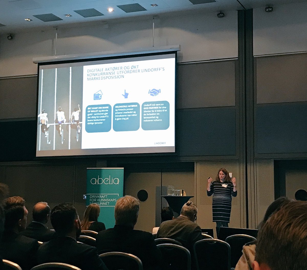 Lindorff_Norge's tweet photo. Hanna Cook har inntatt scenen på #digital2017 for å snakke om robot-automatisering og chatboter i Lindorff. https://t.co/l5Qy5ZdZFJ