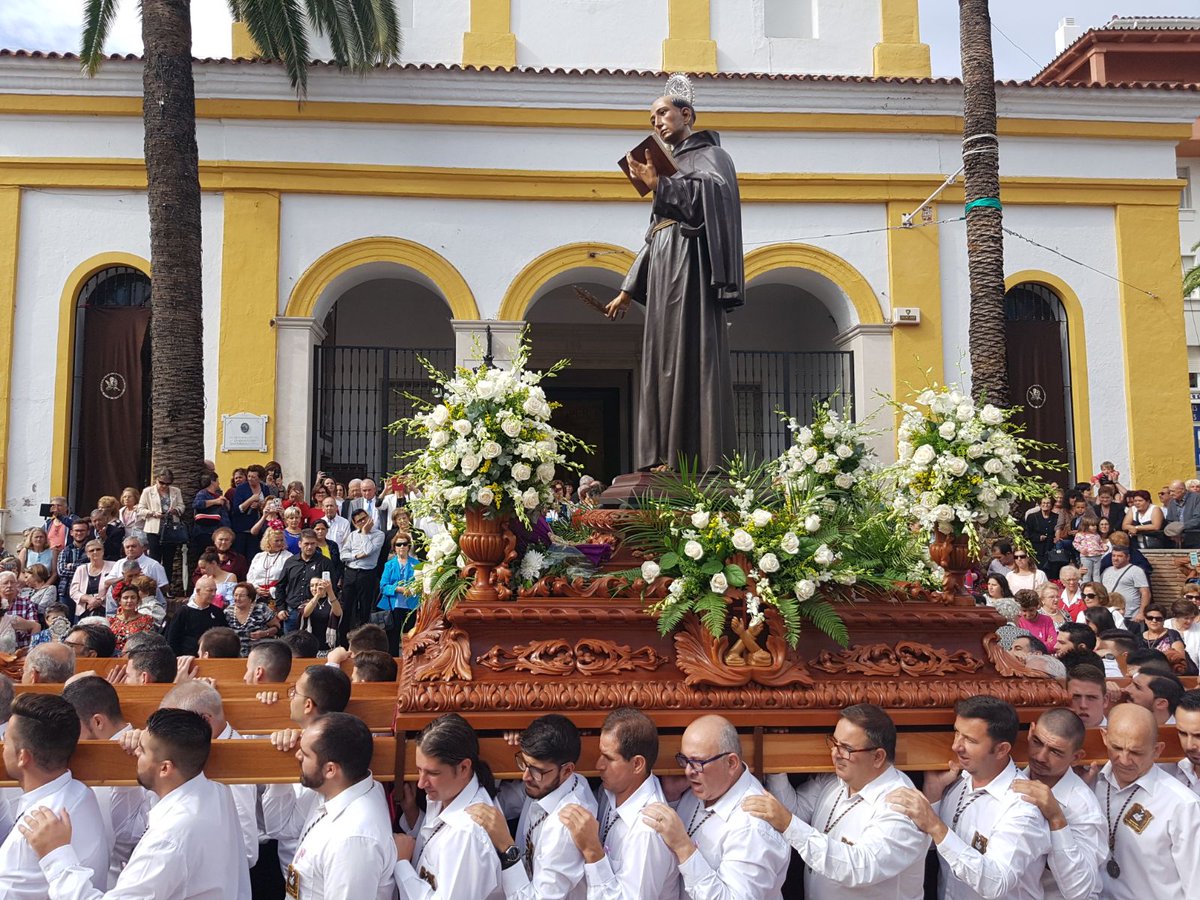RTVMarbella's tweet photo. Cumpliendo con la tradición cada 19 de octubre los sampedreños arropan a su patrón en el día grande de #SanPedroAlcántara https://t.co/8PcsBdPPjc