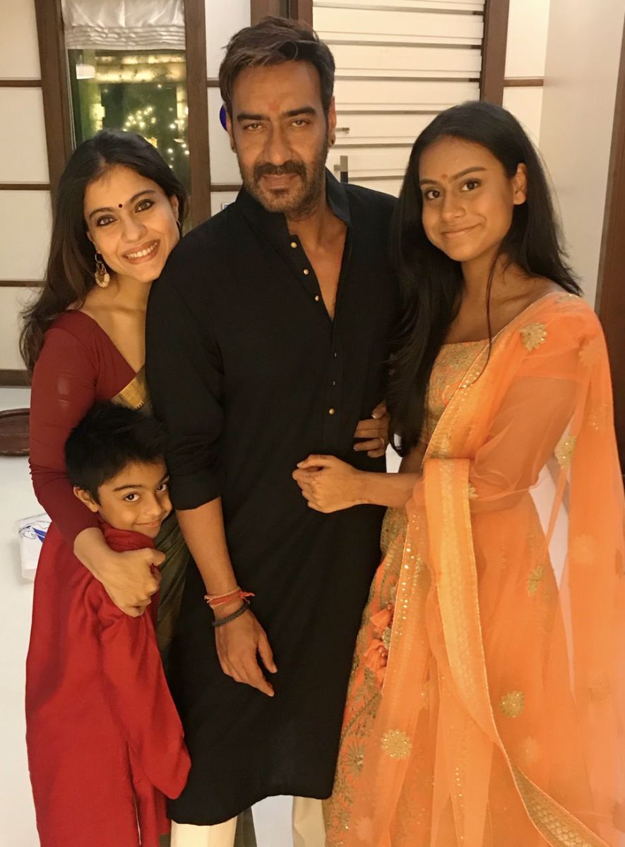 nishacharr's tweet photo. Kajol chhod ke sab Gutka dabaye hai 😂😂😂 #VimalKesari #HappyDiwali #Diwali2017 https://t.co/gukgGH7Uo0