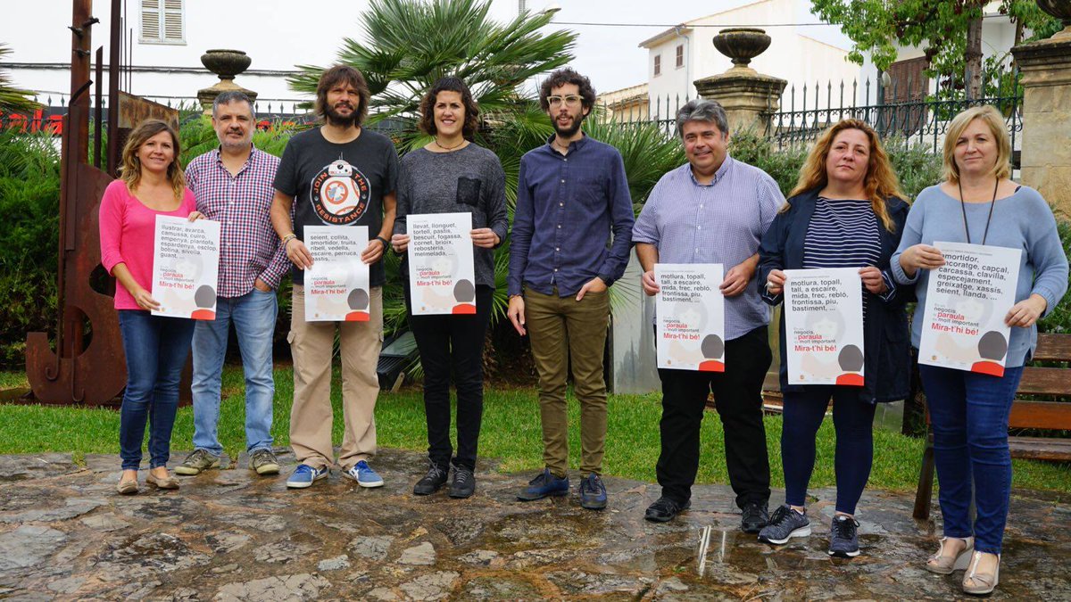 MESpersaPobla's tweet photo. «Comerç amb Arrels»: una campanya per posar en valor els mots dels estris i eines de més de 400 negocis a #saPobla. Normalitzam #frontisses🧤 https://t.co/Q4VwRIgiwC