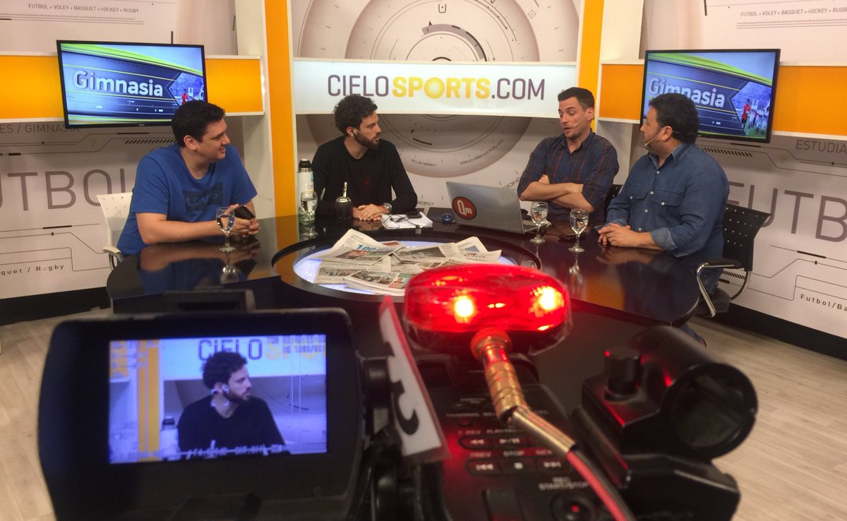 QMnoticias's tweet photo. #BuenJueves ➡️ @cielosportslp al aire de @fmcielo1035 y la pantalla de #qmnoticias con toda la actualidad de #EDLP y #GELP #hayotratele https://t.co/meJqRDbCUn