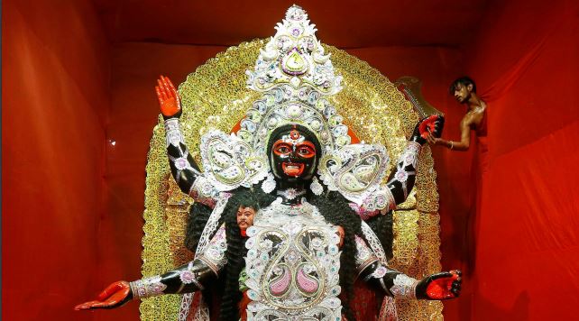Intermittent rains fail to dampen Kali puja, Deepavali spirits in Bengal  dnai.in/f7fL https://t.co/oVwK0k8roK