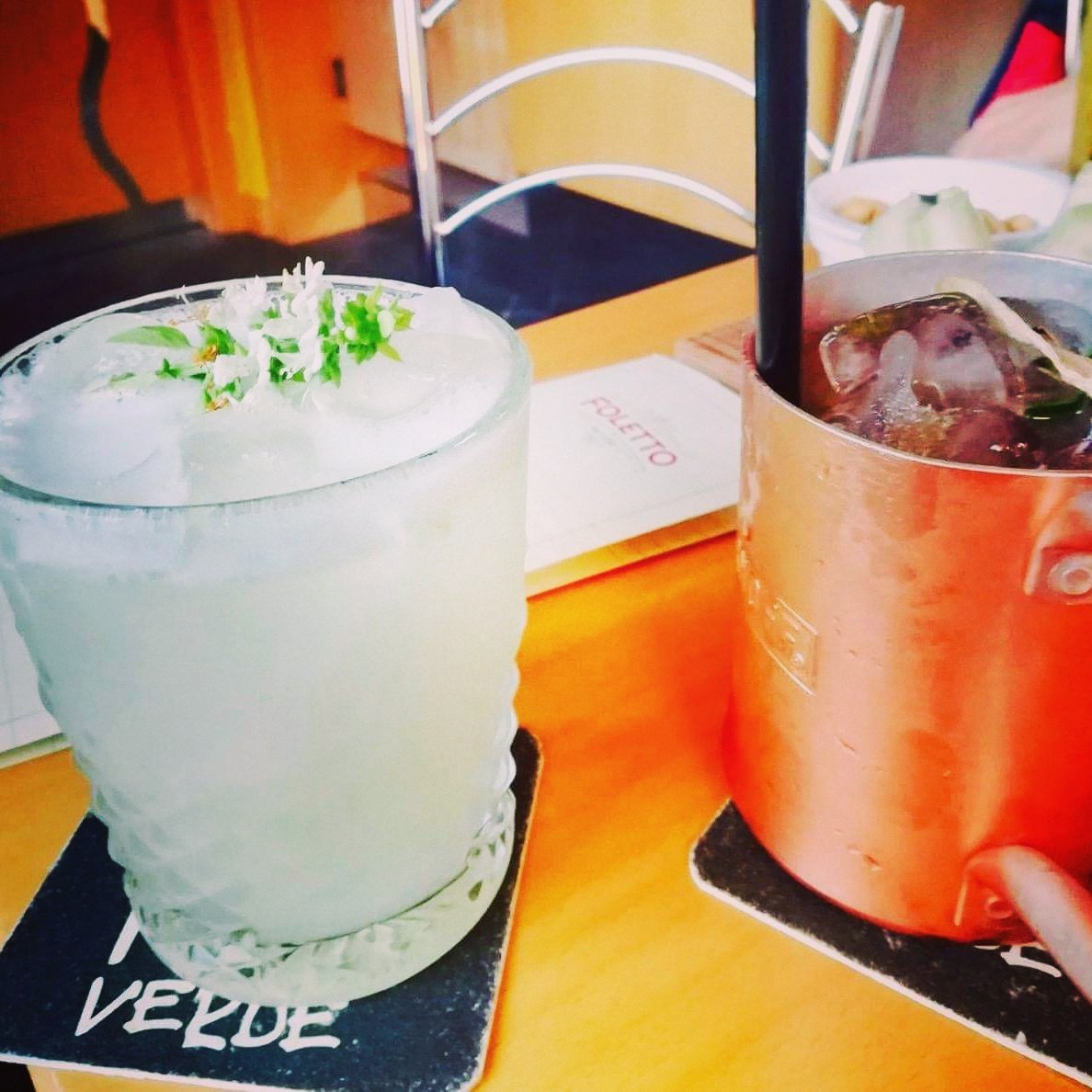 liquorifoletto's tweet photo. Il weekend si avvicina:
Un sour ed una rivisitazione del moscow mule a base di #piccorosso #amaroledro
#foletto #dal1850 #botanichedautore https://t.co/TrZCxVAaL8