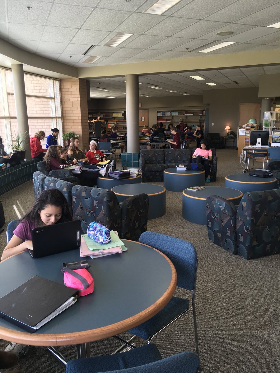 FRMSMediaCenter's tweet photo. The library ended the week filled with 8th graders working diligently on their compare/contrast essays. @NewsAtTheRidge https://t.co/uzRPL1Q3Bp