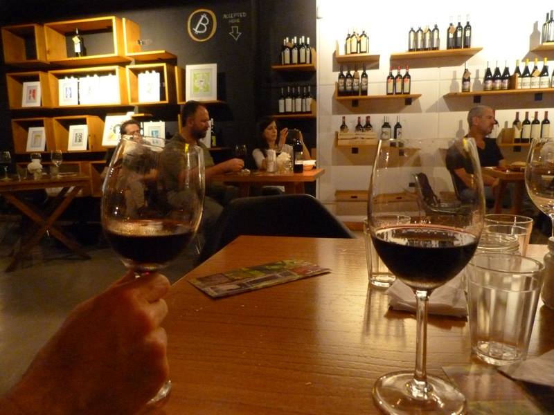 AlexievG's tweet photo. Ilustrando en vivo en "Il Posto Mercato" para el vino Siete Vacas de la Bodega Las Arcas de Tolombón https://t.co/NFeVs9vbJD