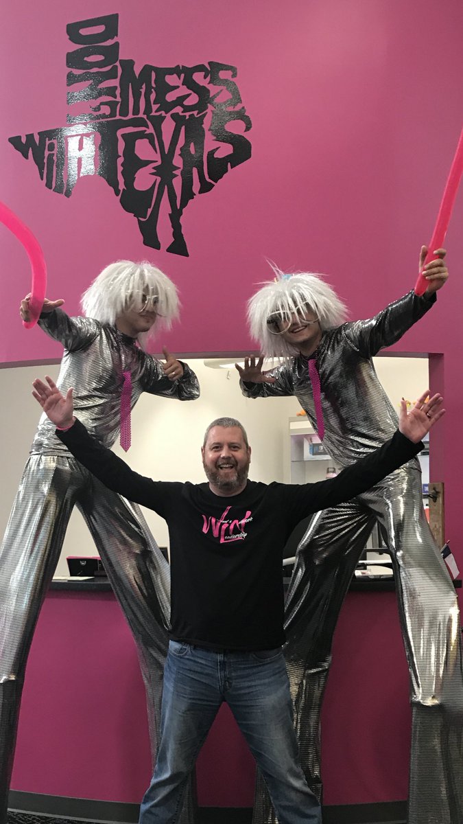 Orion9874's tweet photo. Our amazing director @TexasEric716 ready to welcome @CallieField & @jgebing #MissionTEXperts #MyUncarrierLife ๐๐ป https://t.co/jb7kwsmXMq