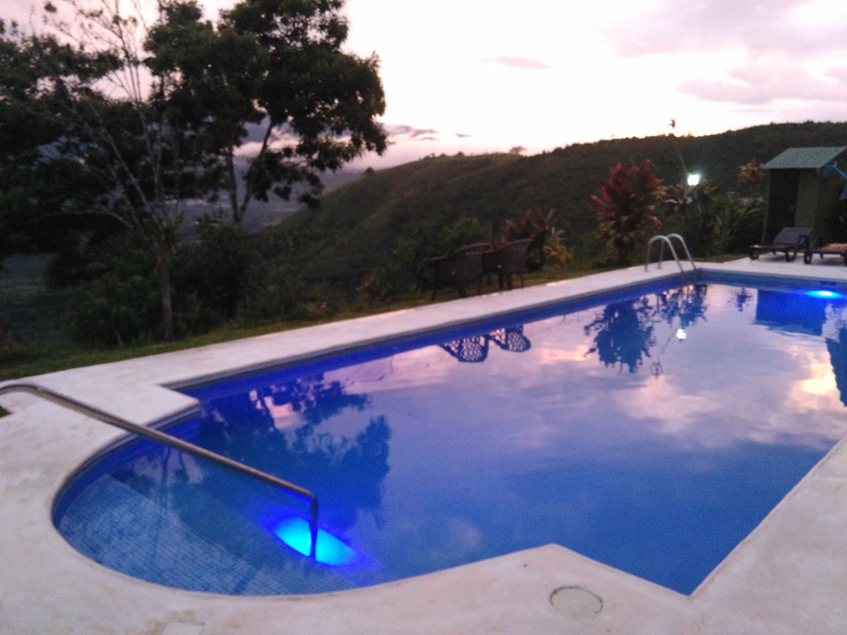 RinconcitoV's tweet photo. Atardecer en la piscina. https://t.co/upMozDDNMR