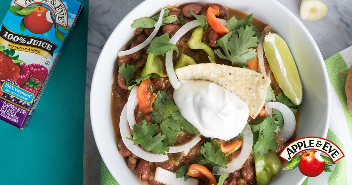 This Turkey Veggie Chili recipe is easy to make in a crockpot and the perfect transitional meal for the season! - sot.ag/6SRdf
