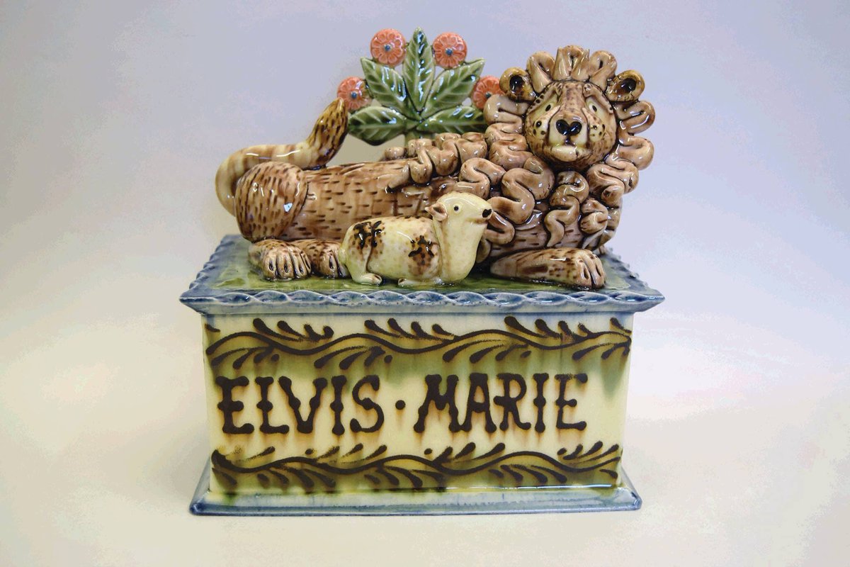 Slipware by Paul Young who will exhibit at #oxfordceramicsfair 28 &amp; 29 October 
oxfordceramicsfair.co.uk 
#pottery #ceramics