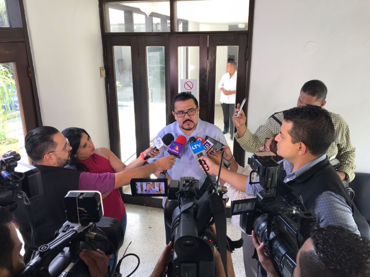 IHTT_HN's tweet photo. Comisionado presidente del @IHTT_HN llega a SPS a importante reunión con el sector transporte.
#InstitutoTransporte https://t.co/BeEoDttAoG