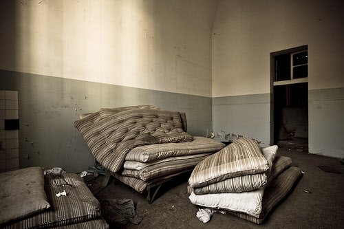 Watch out!  Attack of the Zombie Mattress #sleeprules 
stlmattressdirect.com/attack-of-the-…