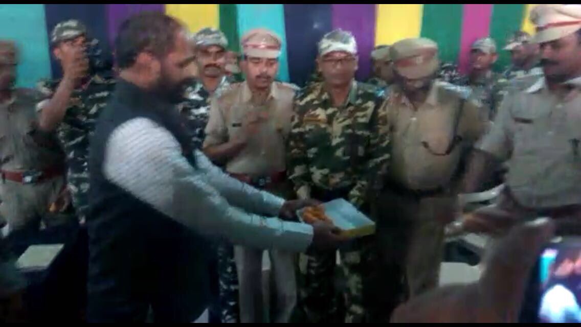 ahir_hansraj's tweet photo. Diwali celebration with @crpfindia #Jawans &amp; Maharashtra police Jawan at CRPF camp Aheri #Gadchiroli https://t.co/eYy2HOQq3K