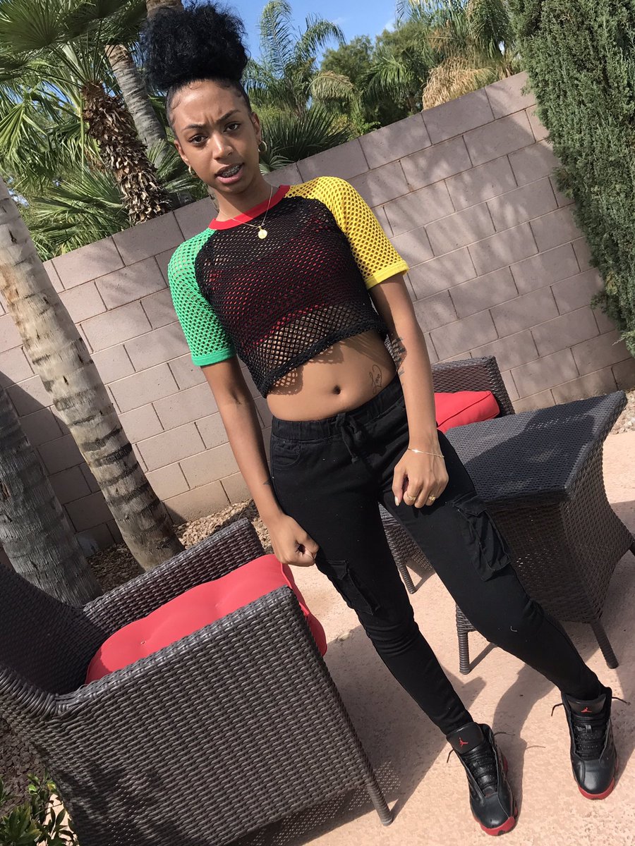 stuccupjojo's tweet photo. Hood foreign far from boring 💛 https://t.co/XuZ4IrPxEx