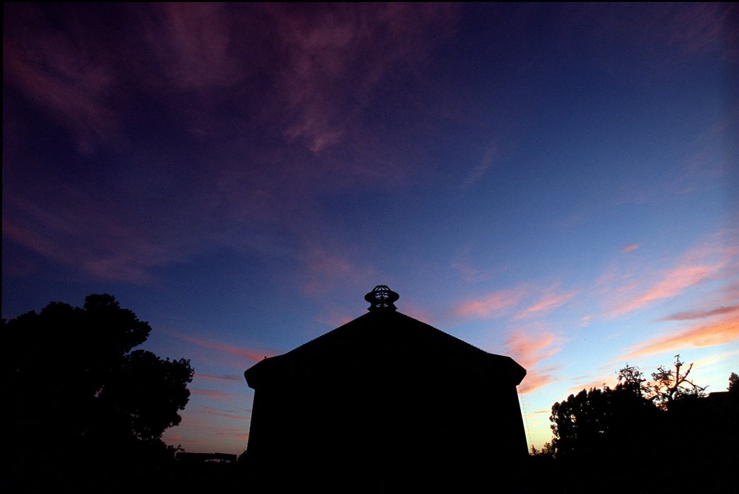 kentphotos's tweet photo. #santarosa historic #Fountaingrove Round Barn, circa July 2001.  #TubbsFire Oct. 9, 2017 By Kent Porter @NorthBayNews #SonomaStrong https://t.co/nz8a8wzkwK