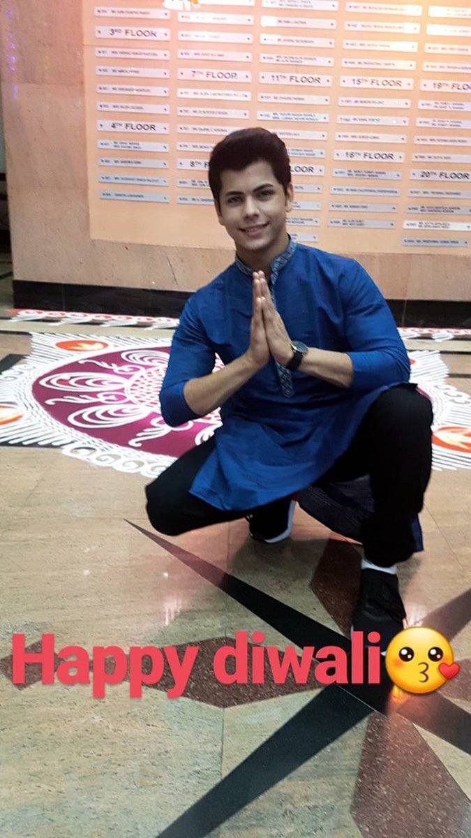 SiddharthNFans's tweet photo. #HappyDiwali everyone ❤️ Have a safe one! May there be goodness always☺️ @siddnigam_off 💜💜 https://t.co/VIyRjdbW2S