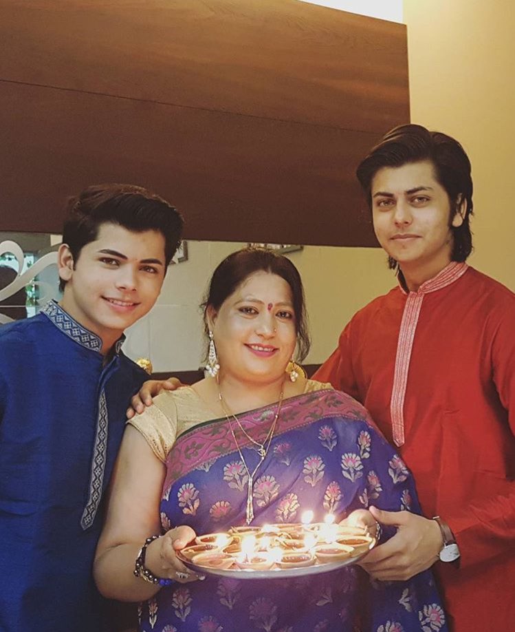 #HappyDiwali everyone ❤️ Have a safe one! May there be goodness always☺️ <a href="/siddnigam_off/">Siddharth Nigam</a> 💜💜