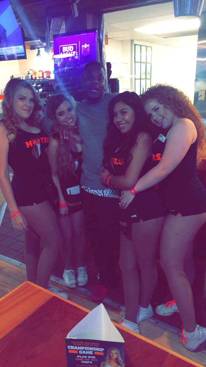 __eCoCo's tweet photo. #HootersTv https://t.co/AYkB0tzkky