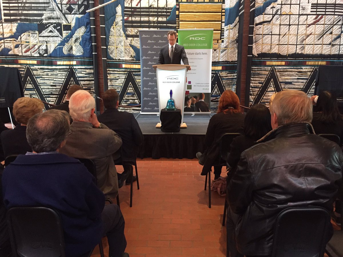 Minister <a href="/MarlinSchmidtAB/">Marlin Schmidt</a> at @RedDeerCollege - announcing new RDC affordable resident housing. Expected to be completed early 2019.