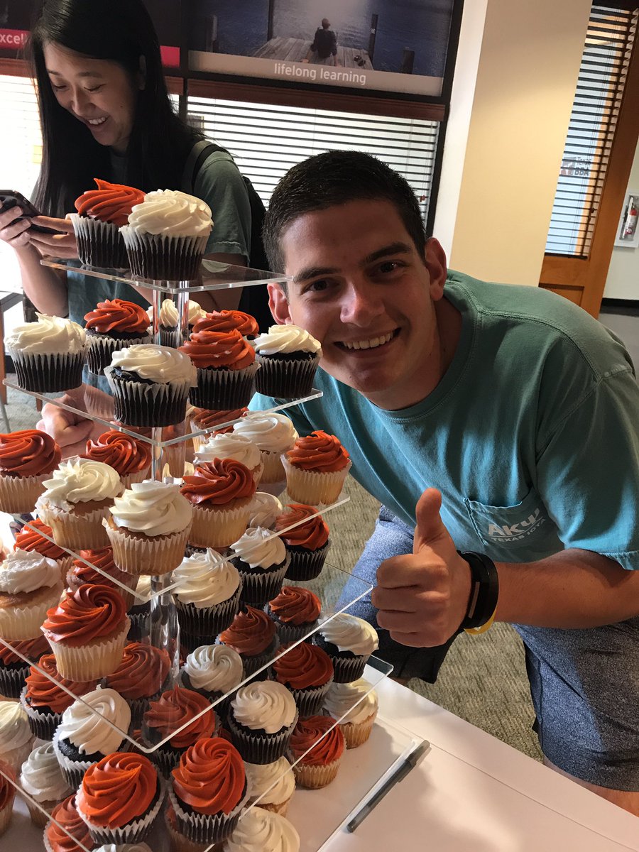 DonicaforTexas's tweet photo. Everyone loves cupcakes! Hosting a student social for Red McCombs Birthday. #mccombs90 https://t.co/KvuevlnqKu