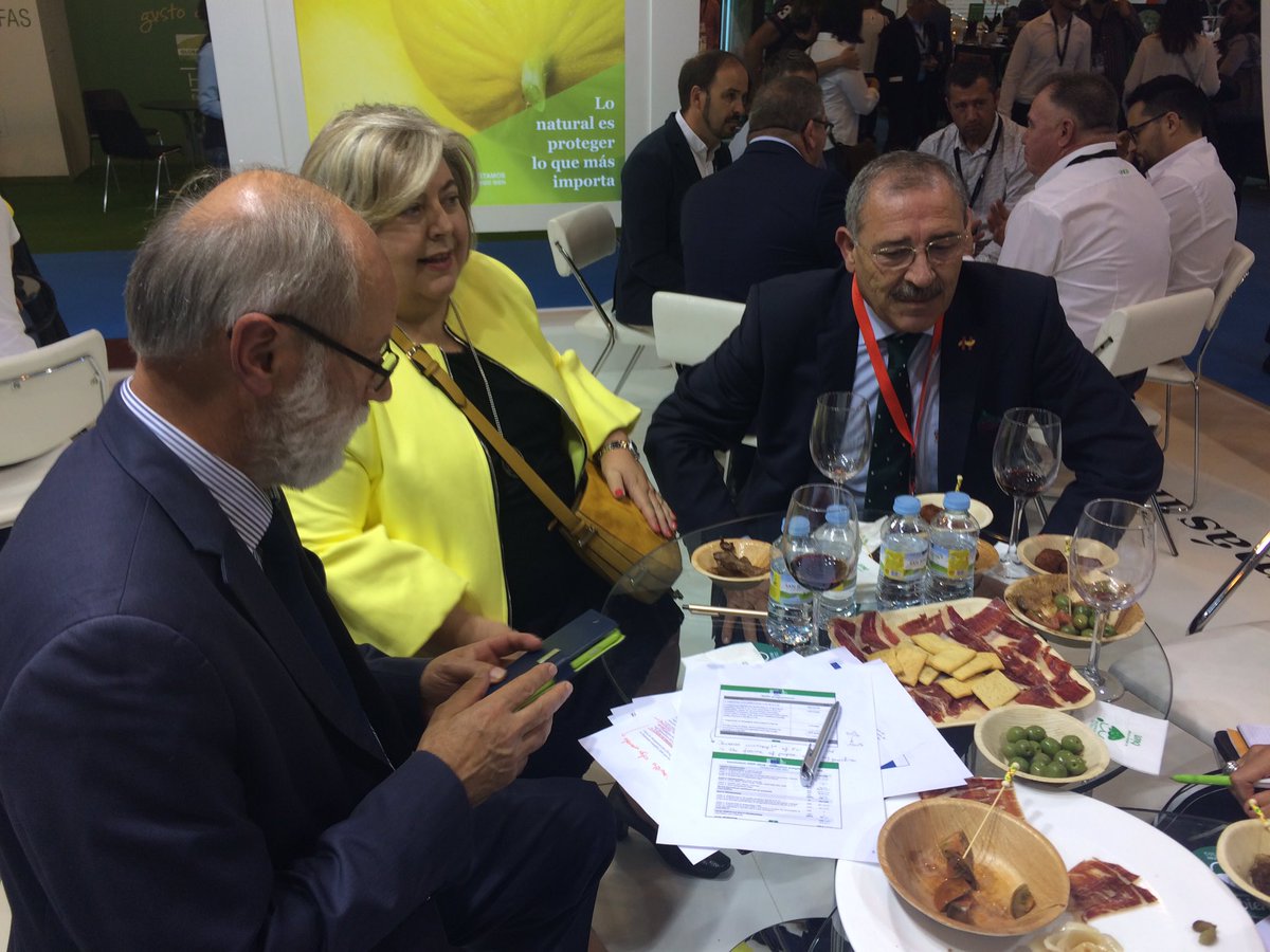 v_ferrucci's tweet photo. Avancement du dialogue interprofessionnel au niveau européen avec @HORTYESPANA, @FruitsLegumesFR, Hongrie et Pays Bas🍅🍆🍎🍏🍋🍐🍇🍉 https://t.co/OLlFZ2zMjQ