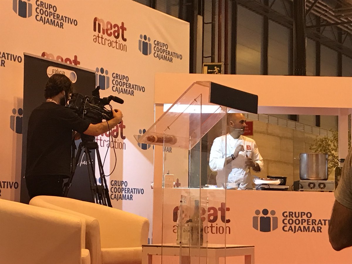 saborpeninsular's tweet photo. .@RafaCentenoM de #MarujaLimón en un #showcocking  #MeatAttraction @feriademadrid #martincodax @LibMartinCodax @GastroyPolitica @Turgalicia https://t.co/9N5cbsfvi9
