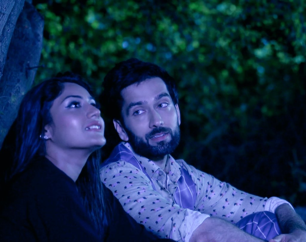 pinks_a13's tweet photo. This is how I watch #Shivaay on my screen @NakuulMehta 😭😭😭 #MyPoor❤️ #ishqbaaaz
PC @ElviraRS_PC https://t.co/RUmZcUsM1E