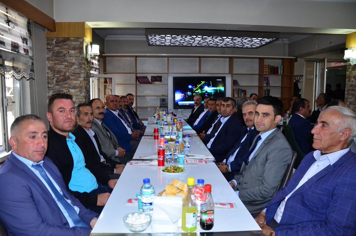 uluderekm's tweet photo. Devletle vatandaşı buluşturan, yerel yönetimlerin temel taşı olan kıymetli muhtarlarımızın Muhtarlar gününü kutladık https://t.co/rcUGMq4bUF https://t.co/E2c2B7btVg