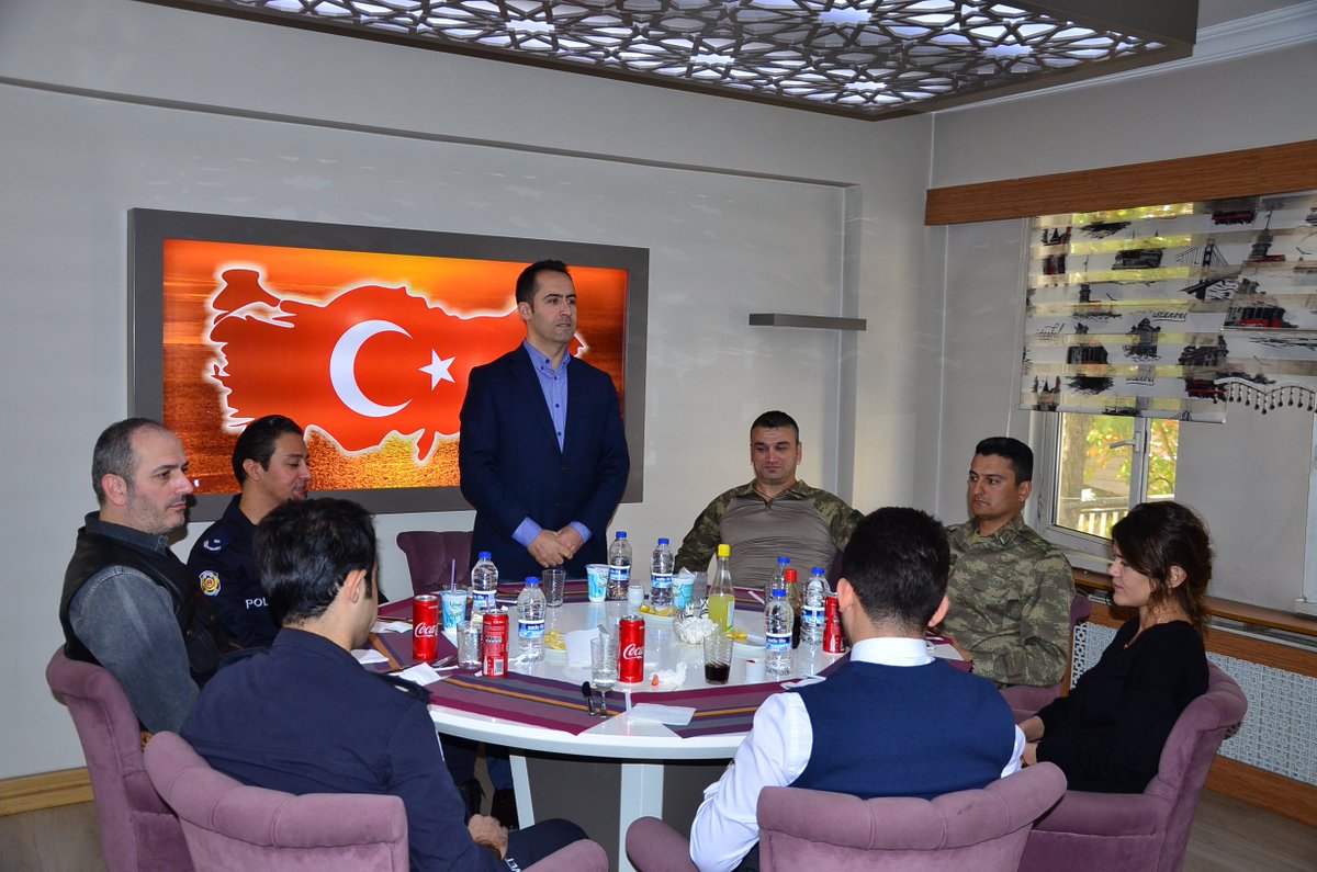 uluderekm's tweet photo. Devletle vatandaşı buluşturan, yerel yönetimlerin temel taşı olan kıymetli muhtarlarımızın Muhtarlar gününü kutladık https://t.co/rcUGMq4bUF https://t.co/E2c2B7btVg