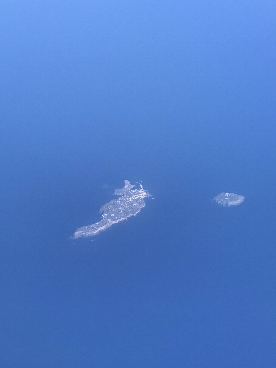 ✈️ E rieccoci con la #geografia 😉 Riconoscete queste due isole, a circa mezz'ora di volo (verso Nord) da #CTAairport?