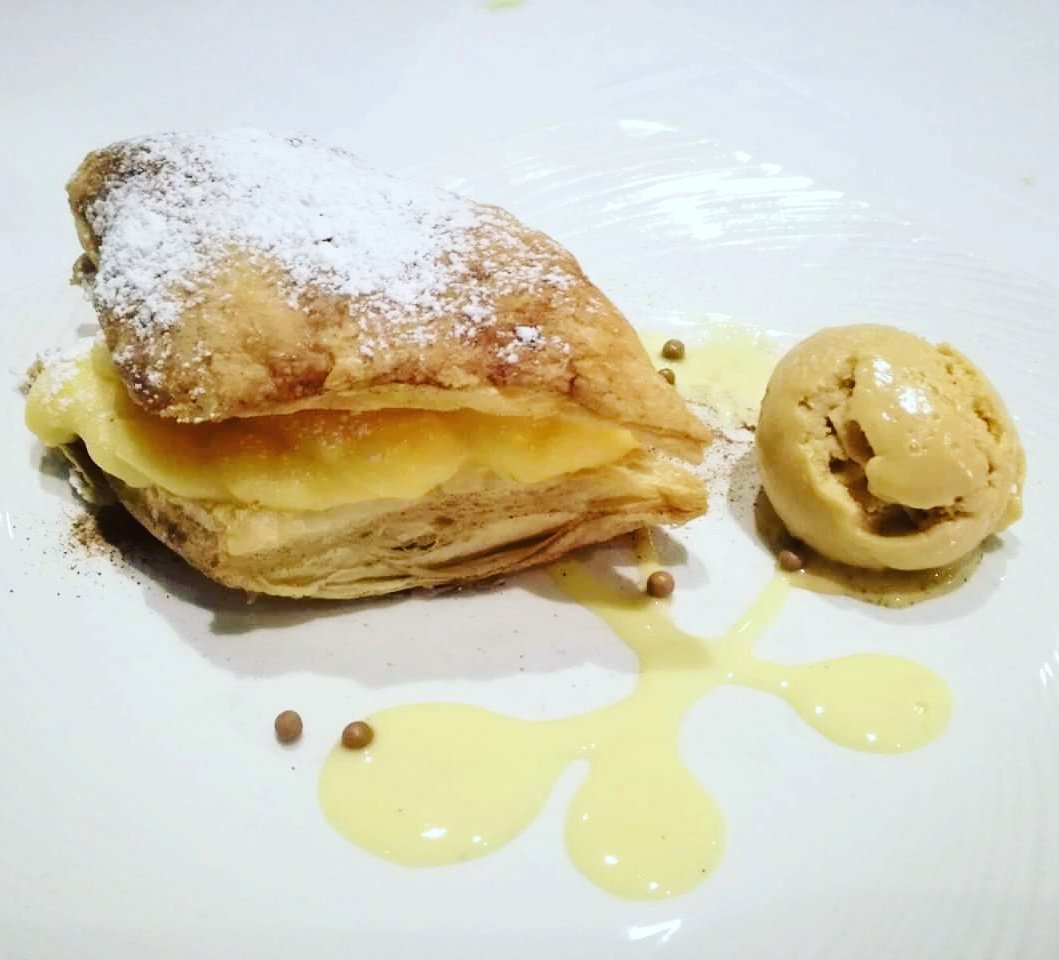 gaztelupe's tweet photo. Hoy nos apetece endulzarnos el día con un postre muy goloso Panchineta de hojaldre rellena de crema pastelera. #Cocinavasca https://t.co/yDYkLKXzS3