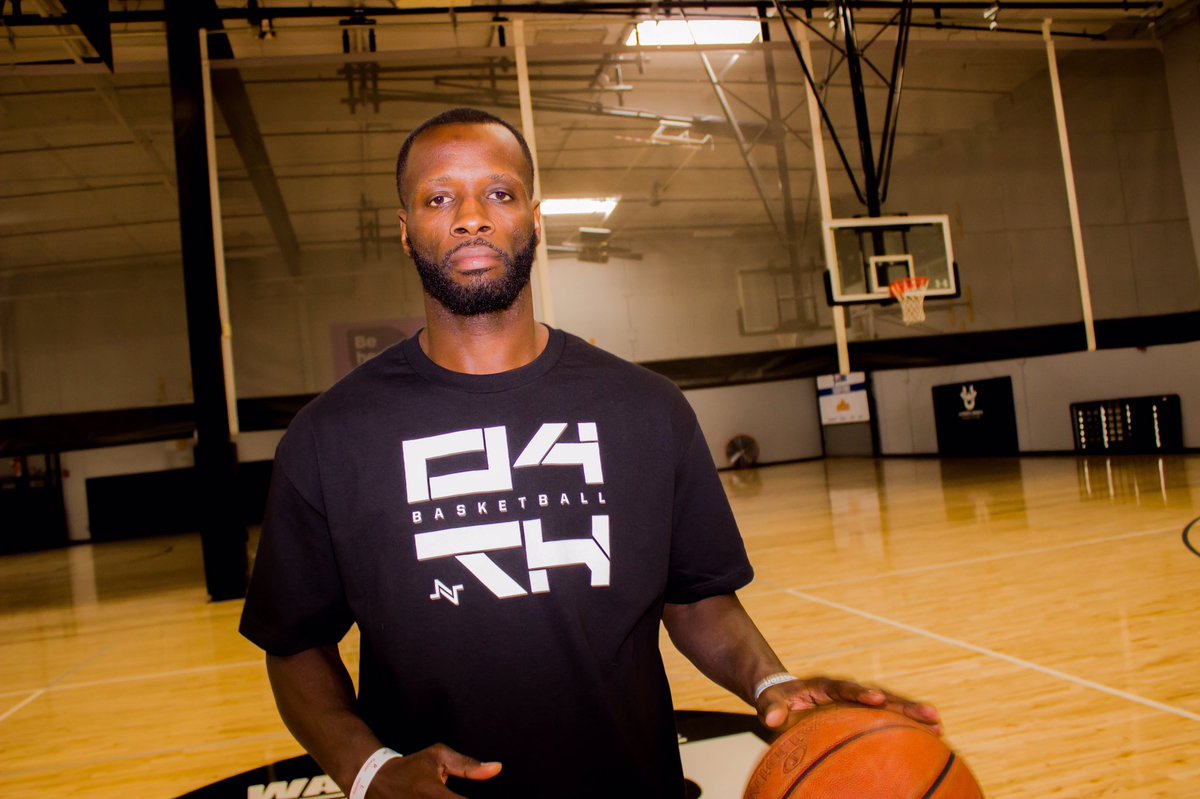 04THBASKETBALL's tweet photo. 2017 Diagram tee available on-line @ https://t.co/ZcGf61Es2q https://t.co/fswBiIEMci