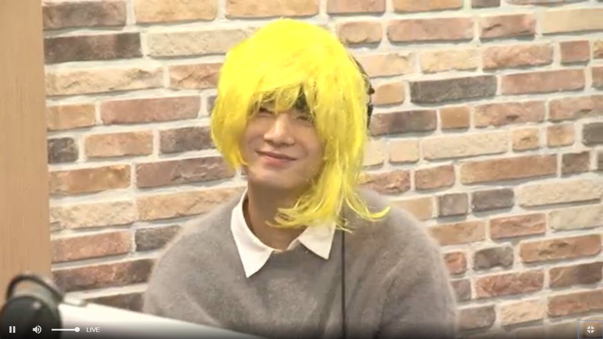 amusingjonghyun's tweet photo. Nuest : "we will not be an embarrasing group to minhyun" 

Also nuest : /wigs party on public radio/ https://t.co/6vj64cS0Uq